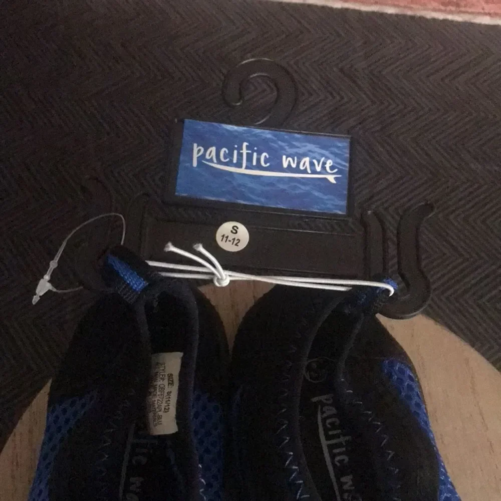 Pacific Wave Water Shoes Small (11/12)